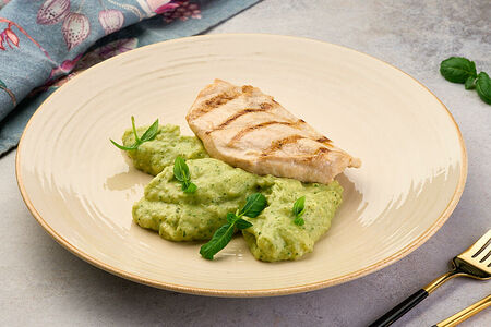 Куриная грудка на гриле с картофельным пюре и соусом из базилика