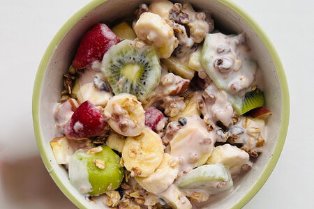 Гранола с фруктами в йогурте