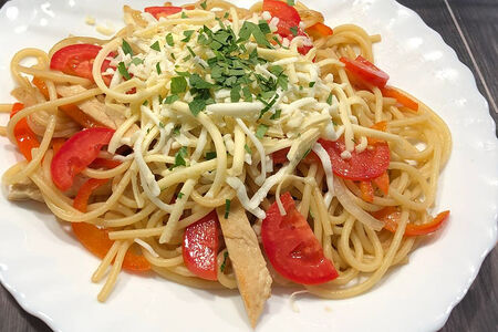 Спагетти с курицей овощами