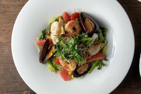 Теплый салат с морепродуктами