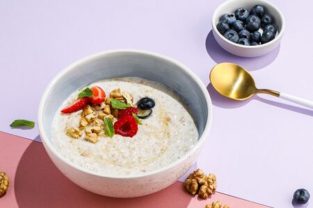 Овсяная каша с грецким орехом и ягодами