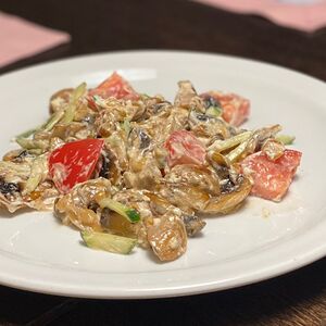 Салат с жареными грибами, бужениной, помидором и огурчиком