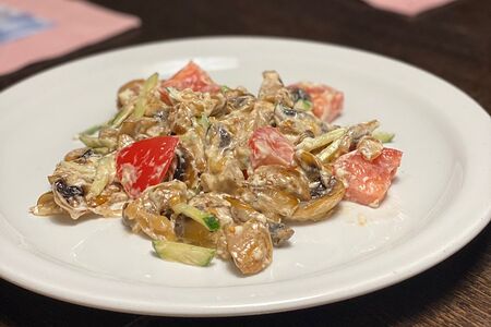 Салат с жареными грибами, бужениной, помидором и огурчиком