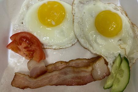 Глазунья с беконом