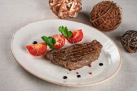 Стейк из говяжьей вырезки с подмаринованной красной капустой