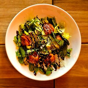 Микс салат со слабосоленым лососем, авокадо и заправкой из бальзамика