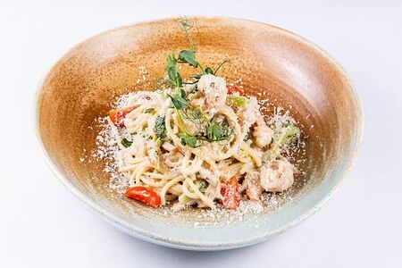 Спагетти с креветками, ветчиной и овощами