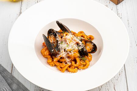 Паста с морепродуктами и соусом наполи