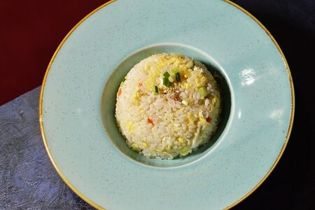 Рис, жаренный с яйцом и овощами