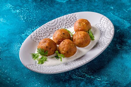 Фалафель с соусом дзадзики