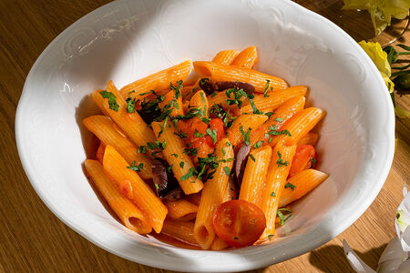 Пенне с томатами и оливками