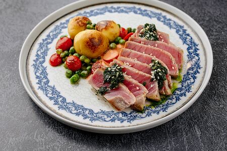 Тунец с картофелем и соусом ромеско 