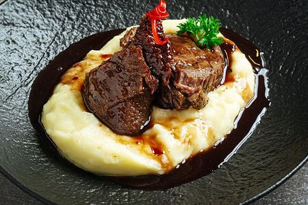 Томлёные говяжьи щёки