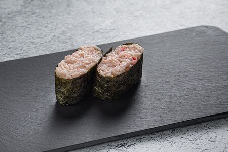 Спайси-суши с крабом