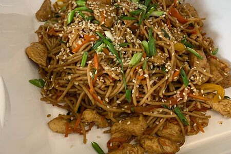 Соба с курицей 