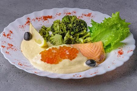 Семга под сливочным соусом с брокколи