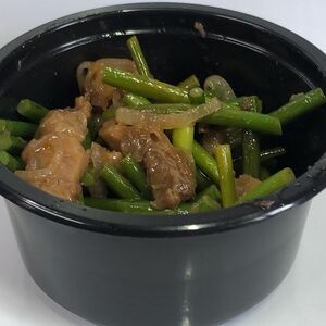 Теплый салат с говядиной в кисло-сладком соусе