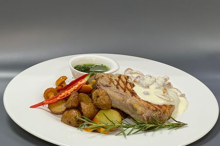 Свиная корейка с картофельным кремом и домашней горчицей