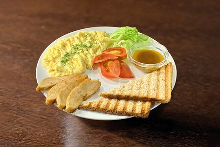 Скрембл с обжаренной куриной грудкой