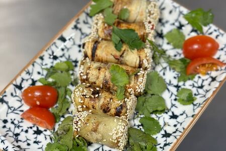 Рулеты из баклажана с помидором и ореховым соусом