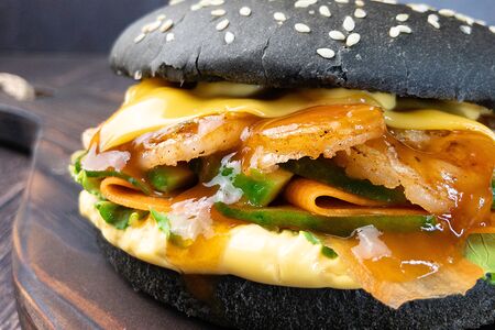 Бургер с тигровой креветкой и ананасовым соусом