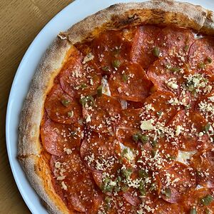 Пицца с острыми колбасками и халапеньо