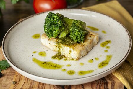 Филе минтая с брокколи и зелёным соусом