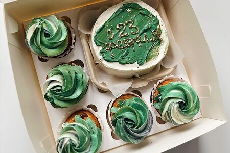 Набор Бенто-торт и 5 капкейков на 23 февраля Сникерс