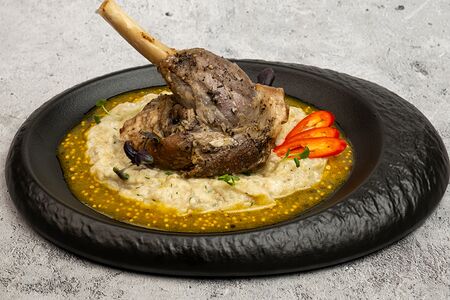 Рулька ягненка с пюре из баклажана