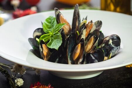 Мидии в сырном соусе 