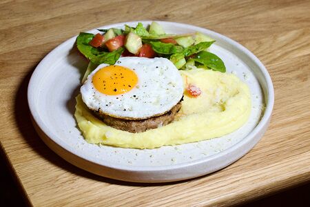 Бифштекс из утки с картофельным пюре и глазуньей