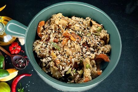 Жареный рис с курицей