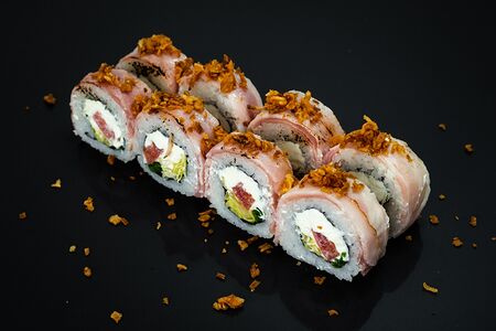 В беконе с помидором и салатом