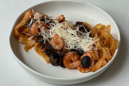 Паста с креветками и томатным соусом