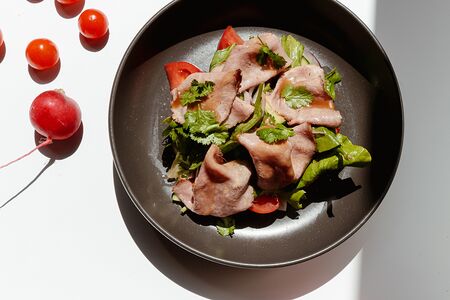 Салат с ростбифом