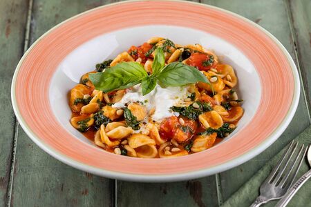 Орекьетте с томатами и страчателлой
