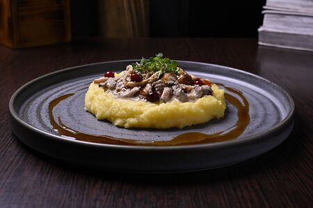 Бефстроганов с картофельным пюре