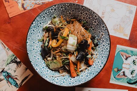 Стеклянная лапша Ми Зау с древесными грибами и овощами