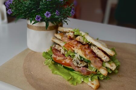 Горячий сэндвич с цыплёнком, беконом и сыром