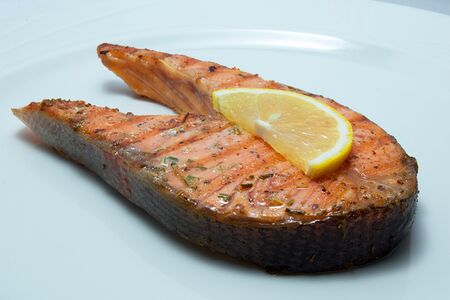 Стейк из форели на гриле