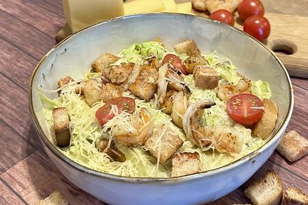 Салат Цезарь с креветками