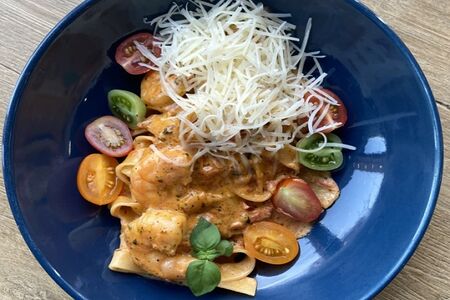 Паста феттуччине с королевскими креветками и пармезаном в томатно-сливочном соусе