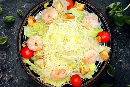 Салат Цезарь с креветками