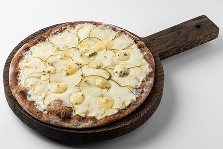 Ржаная пицца с грушей и горгонзолой