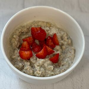 Протеиновая овсяная каша с семенами чиа и клубникой без сахара