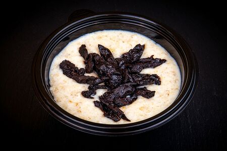 Каша овсяная с черносливом и медом