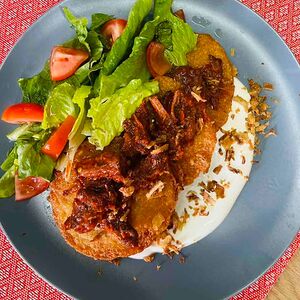 Драники с томленой говядиной и томатами