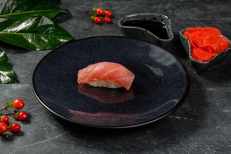 Суши с тунцом