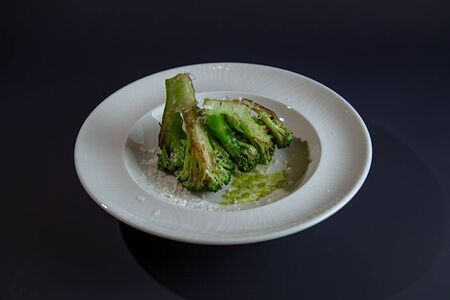 Брокколи с сырной эспумой