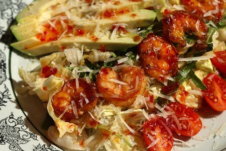 Креветки с авокадо и соусом из манго